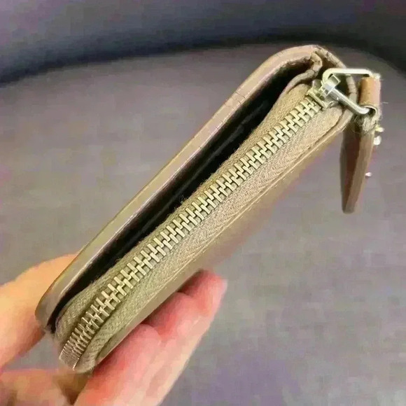 $750 Saint Laurent Cassandra Leather Bifold Wallet - Picture 6 of 11